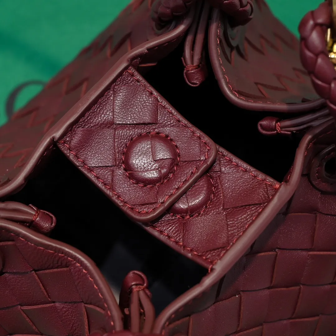 Batch 1760 BV home is new! Andiamo combines Bottega Veneta archives parachute handbags to inherit retro elements and integrate modern trends. The same style as Shu Qi's Beijing Night. It is a continuation of the classic bag. It has three functions: hand carry, shoulder and cross-body. It is embellished with metal brass knot buckles. The capacity of the small one is amazing. It can easily hold sunglasses in a box/small bottle of water/powder powder/charger and other daily necessities when going out. The upper body is versatile. Style number: 6569 Size: 21*17*16.5cm